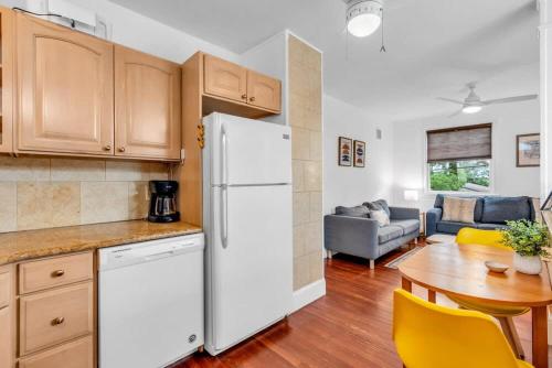 2BR Guest House - Sleeps 6 - Walk to Beach & Fun in Asbury Park (NJ)