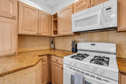 2BR Guest House - Sleeps 6 - Walk to Beach & Fun in Asbury Park (NJ)