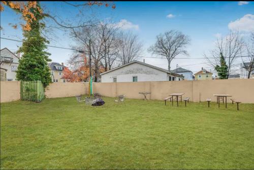 2BR Guest House - Sleeps 6 - Walk to Beach & Fun in Asbury Park (NJ)