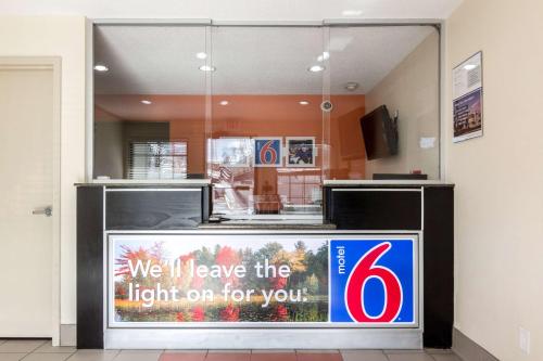 ห้องส่วนกลางสำหรับนั่งเล่น/ดูทีวี, Motel 6 New Brunswick, NJ in นิวบรันสวิค (NJ)