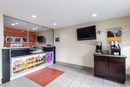 ห้องส่วนกลางสำหรับนั่งเล่น/ดูทีวี, Motel 6 New Brunswick, NJ in นิวบรันสวิค (NJ)