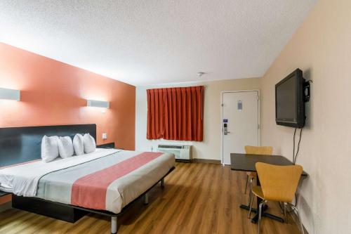 Motel 6 New Brunswick Motel 6 New Brunswick is a popular choice amongst travelers in New Brunswick (NJ), whether exploring or just passing through. Both business travelers and tourists can enjoy the hotels facilities and 