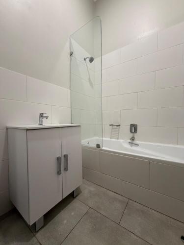 Luxury 2BR Apartment Victoria Falls Estate - image 4