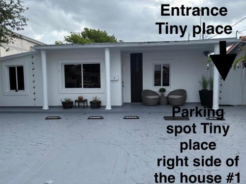 Tiny place w private hot jacuzzi 7 min to Miami international airport in Miami, USA