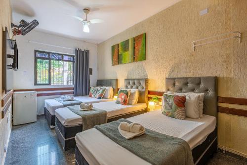 1 double bed, 2 twin beds