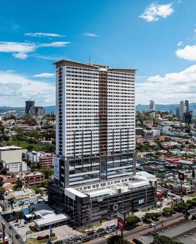 Elegante apartamento en Torre Atlas Lujo y ubicación en Bulevar Morazán - image 4