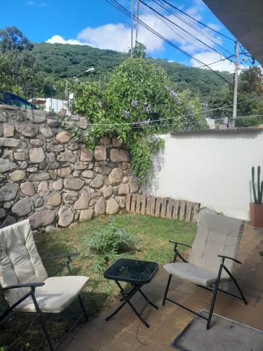 Casa con jardín y vista al cerro en Portezuelo Salta