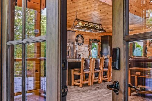 Lazy Bear Lodge cabin - image 6