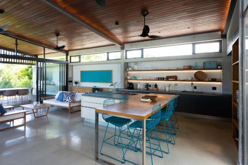 Villa Futura by AcoModo in San José