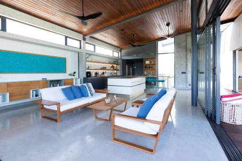 Villa Futura by AcoModo in San José