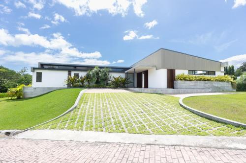Villa Futura by AcoModo in San José