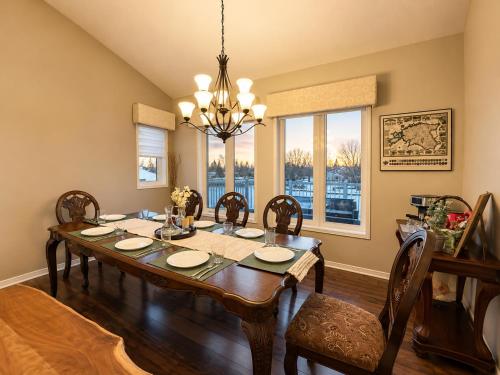 Létesítmények, Canalside Summer Cottage with Waterview, Custom Bar, BBQ, and Fireplace in Lagoon City (ON)