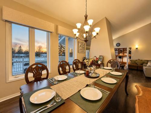 Létesítmények, Canalside Summer Cottage with Waterview, Custom Bar, BBQ, and Fireplace in Lagoon City (ON)
