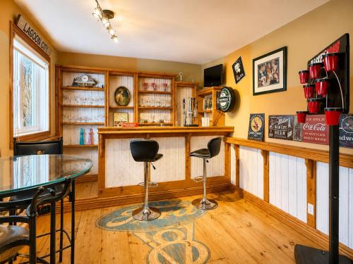 Pub/Lounge, Canalside Summer Cottage with Waterview, Custom Bar, BBQ, and Fireplace in Lagoon City (ON)