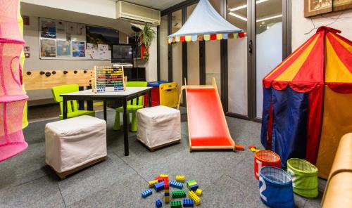 놀이터, Hotel Antares in 카톨리카