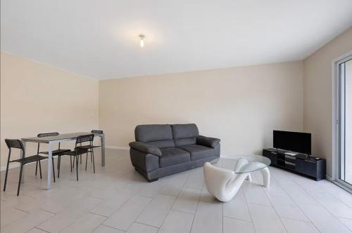 Beautiful Family House with Garden & Terrace in Saint-Florent-des-Bois