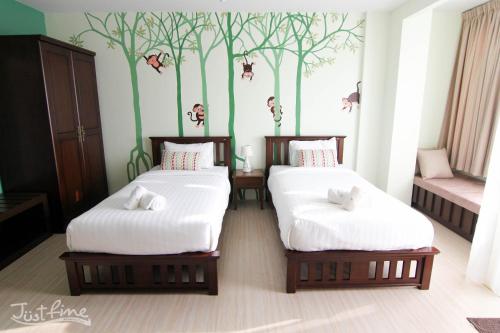 Deluxe Twin Room image 10