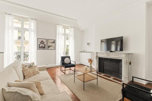 180m2 Haussmann 4BR 3 Bath Golden Triangle Champs Elysées & Opéra