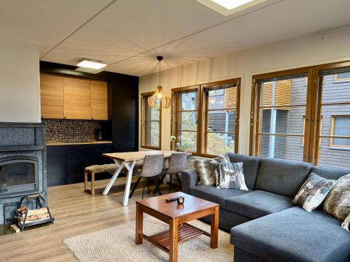 Ruka Center Chalet 3B1 - Ski-In Ski-Out - All services nearby - AC - Fireplace - Wifi - Own parking  in Kuusamo