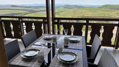 Lama-Gîte-des-Puys T3 Lamado vue époustouflante sud avec grande terrasse - Location saisonnière - Besse-et-Saint-Anastaise