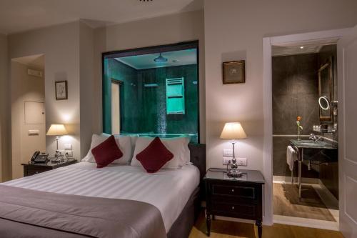 Deluxe Double Room image 9