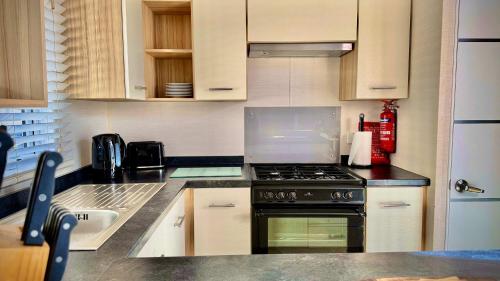 Family-Friendly - Marton Mere - 3BR Lodge -Parking in Marton