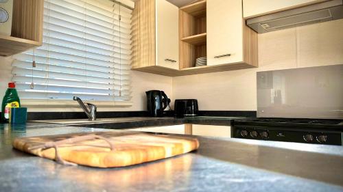 Family-Friendly - Marton Mere - 3BR Lodge -Parking in Marton