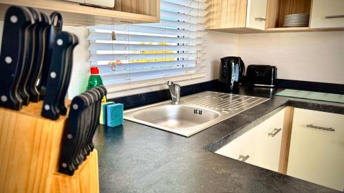 Family-Friendly - Marton Mere - 3BR Lodge -Parking in Marton