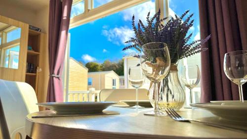 Family-Friendly - Marton Mere - 3BR Lodge -Parking in Marton