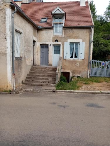 La petite maison des 25 roses in Châtel-Censoir