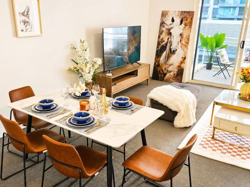 Luxury 3BR CBD Apt with Huge Balcony & City Views - image 14