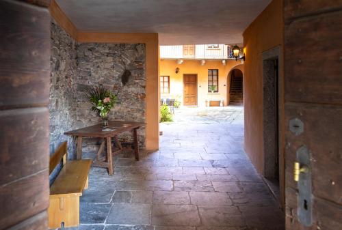 Casa Relax with garden in front of the lake in San Maurizio D'Opaglio
