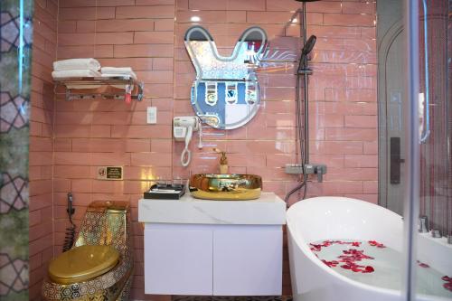 room detail thumbnail 2