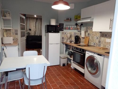 Kitchen, La petite maison des 25 roses in Châtel-Censoir