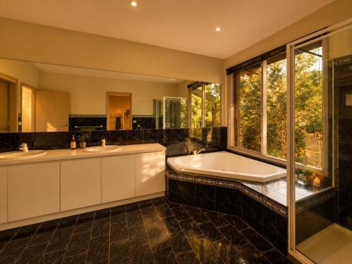 Glasshouse Lake Eildon Architectural Retreat in Taylor Bay
