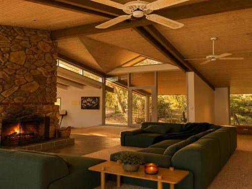 Glasshouse Lake Eildon Architectural Retreat in Taylor Bay