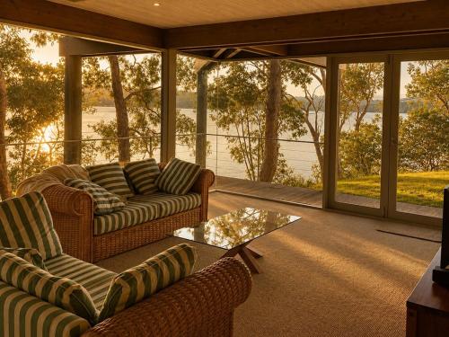 Glasshouse Lake Eildon Architectural Retreat in Taylor Bay