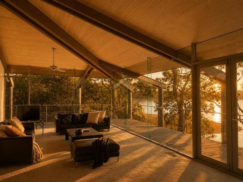 Glasshouse Lake Eildon Architectural Retreat in Taylor Bay