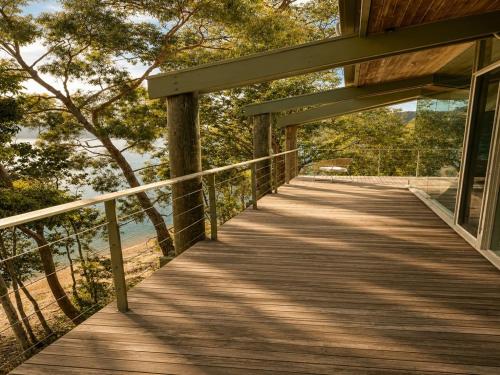 Glasshouse Lake Eildon Architectural Retreat in Taylor Bay