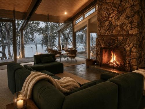 Glasshouse Lake Eildon Architectural Retreat in Taylor Bay