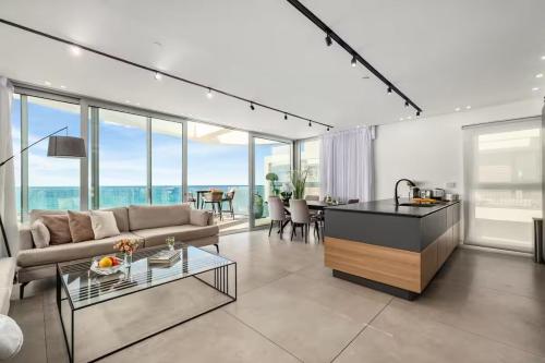 Penthouse With Jacuzzi on the Beach by Lime Luxe – khách sạn tại Bat Galim