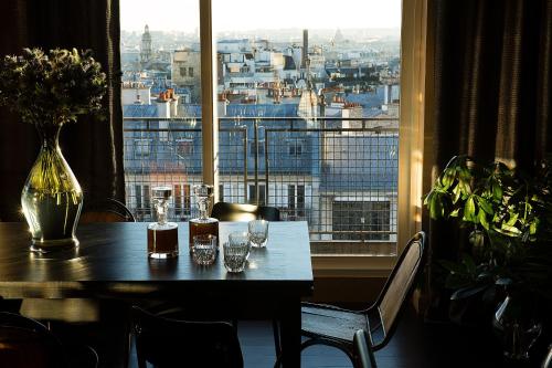 Hotel Le Chat Noir Paris Prices Photos And Reviews