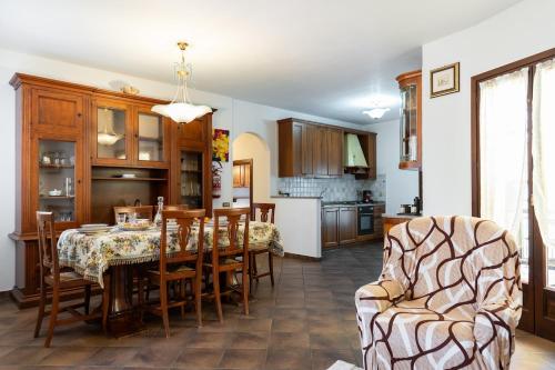 Relax tra gli ulivi con spazio esterno e barbecue in Vasia