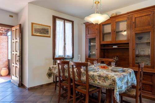 Relax tra gli ulivi con spazio esterno e barbecue in Vasia