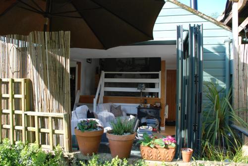 ‘The Den’ Self contained one bedroom annexe. in Nether Wallop