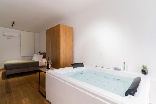 Glass House - Smart Rooms & Parking 3