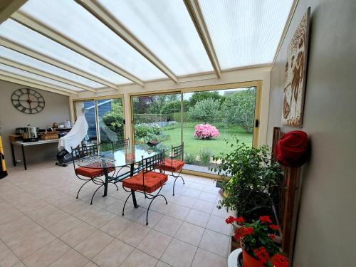 CHAMBRE PRIVEE AVEC SALON, garage voiture, vélos, motos (CHAMBRE PRIVEE AVEC SALON, garage voiture, velos, motos) in Tourville-Sur-Arques