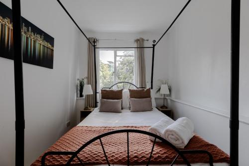 Earls Court 1BR with Lovely Garden View - image 13