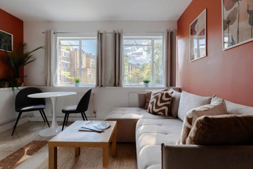 Earls Court 1BR with Lovely Garden View - main image