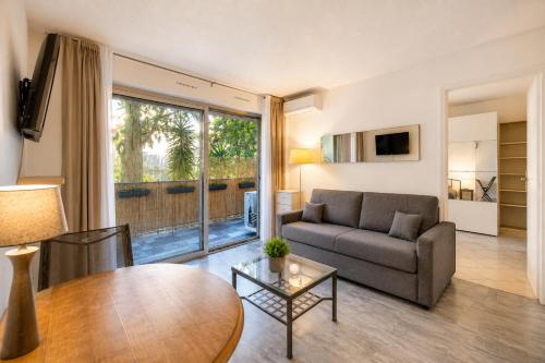 FRGK Tamaris Apartment Antibes Terrace, AC & Ultra-Fast Wi-Fi in Antibes